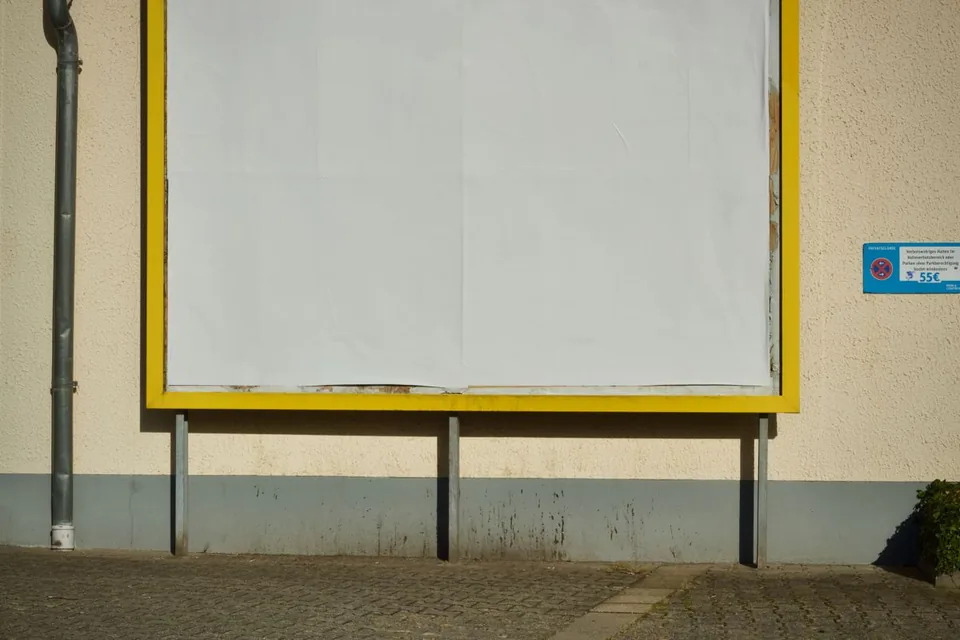 Foto ilustrasi papan billboard kosong dalam bingkai di tepi jalan