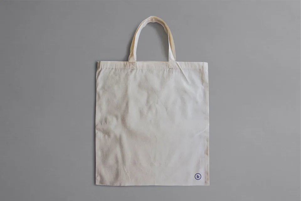 Foto ilustrasi tote bag kain polos berwarna natural